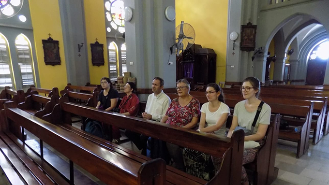 Die Reisegruppe in einer Kirche in Dar es Salaam