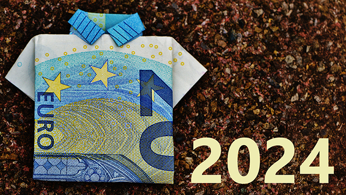 A 20-euro banknote folded like a shirt