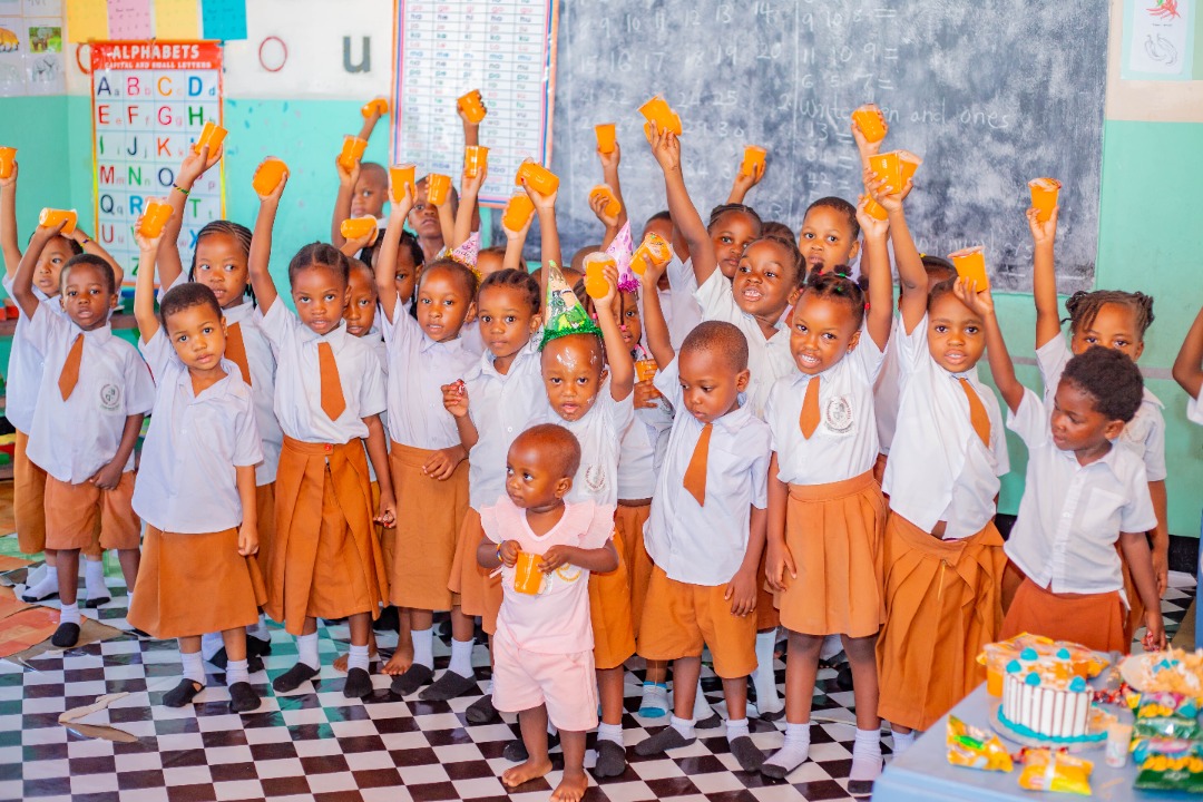 Photo von Kindern in Schuluniform, die fröhlich in die Kamera schauen