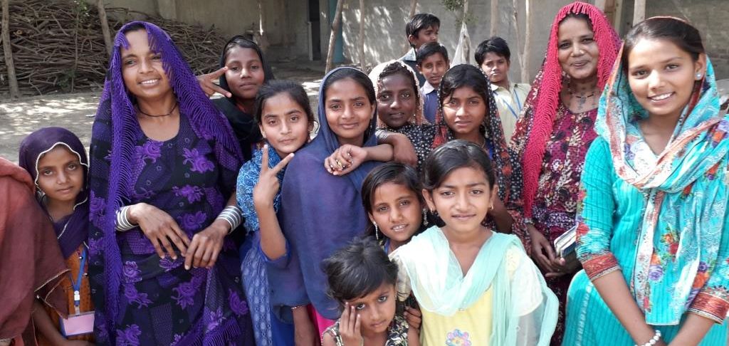 Kinder im Hof der Schule in Pakistan