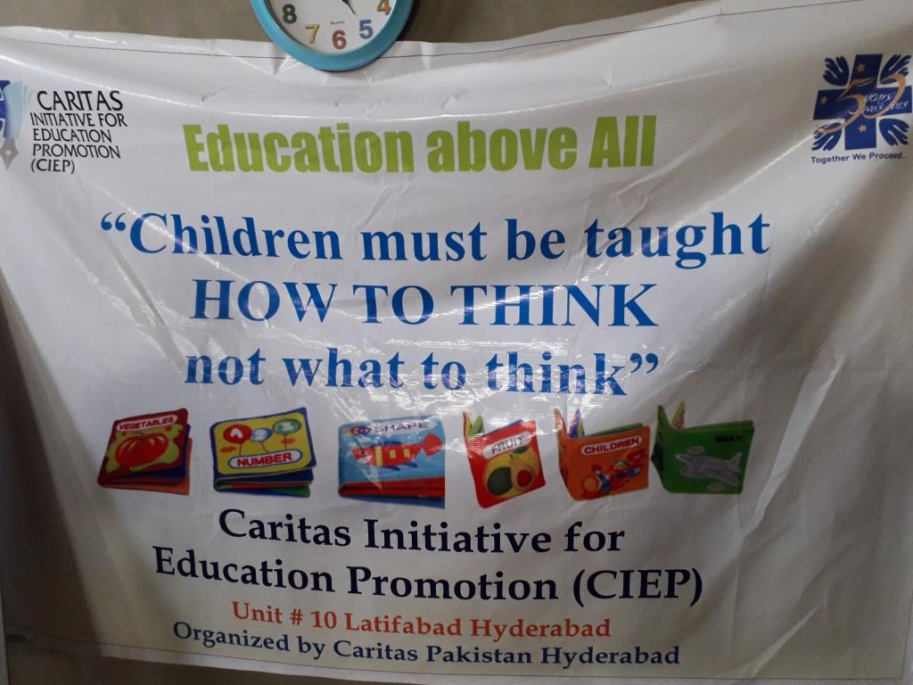 Banner mit dem Text "Children must be taught HOW TO THINK, not what to think."